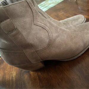 Elegant Suede Ankle Booties in Taupe